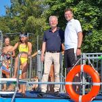 Bürgermeister Jan Neusiedl eröffnet temporäres 25-Meter-Schwimmbecken